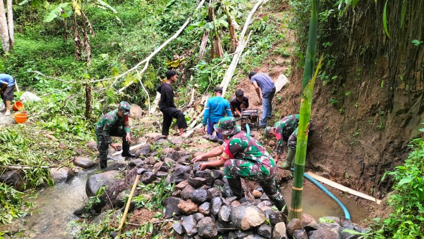 Babinsa Aktif Bantu Warga Binaan membuat Penampungan Air Bersih
