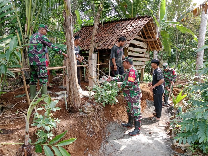 Tingkatkan semangat gotong royong, Babinsa Bantu Warga Bangun Penampungan Sarana Air Bersih