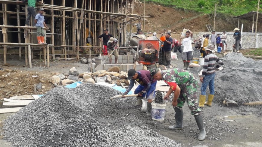 DENGAN SEMANGAT GOTONG ROYONG BABINSA KORAMIL 11/PUNGGELAN BERSAMA WARGA MELAKSANAKAN KERJA BAKTI