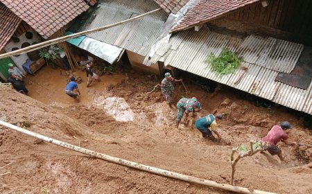 Atasi Kesulitan Warga,Babinsa 11/Punggelan Gotong Royong Bersihkan Tanah Longsor 