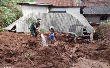 Bersama Warga, Babinsa Koramil 11/Punggelan Karya Bakti Bersihkan Tanah Longsor