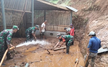 DENGAN SEMANGAT GOTONG ROYONG BABINSA BERSAMA WARGA BINAAN MELAKSANAKAN PEMBERSIHAN MATERIAL TANAH LONGSOR