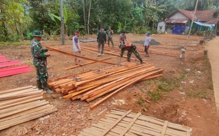 Bersinergi Babinsa Bantu Bangun Rumah Hunian Sementara untuk warga