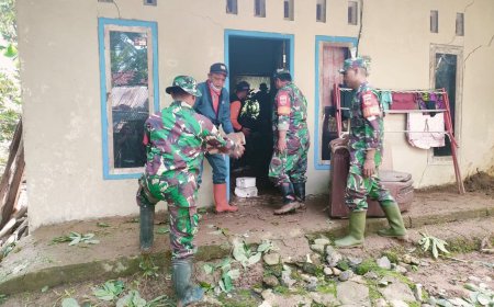 Babinsa Bersama Warga Kerja Bakti Bersihkan Material Tanah Longsor 