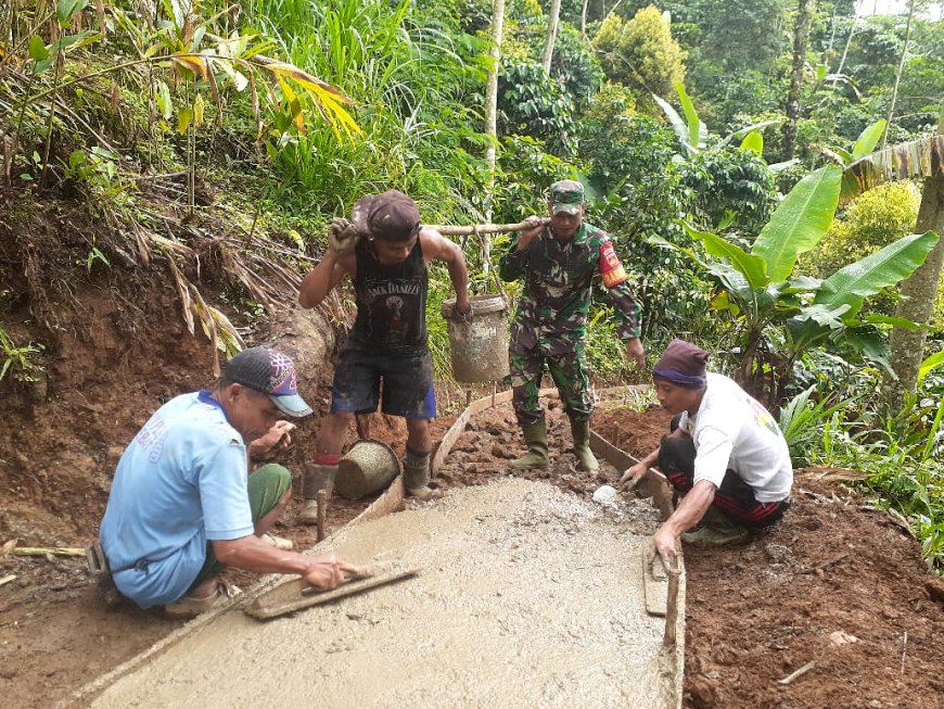 Babinsa bantu warga wujudkan jalan pertanian