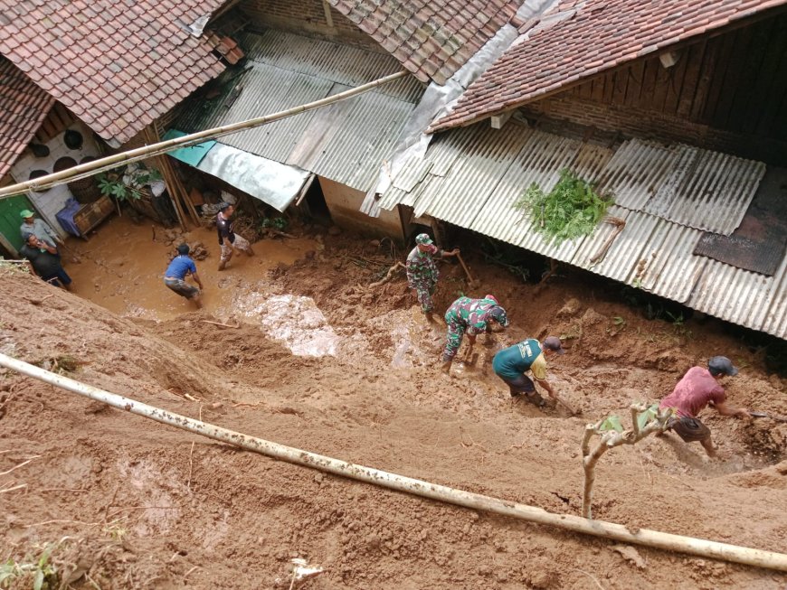Atasi Kesulitan Warga,Babinsa 11/Punggelan Gotong Royong Bersihkan Tanah Longsor 