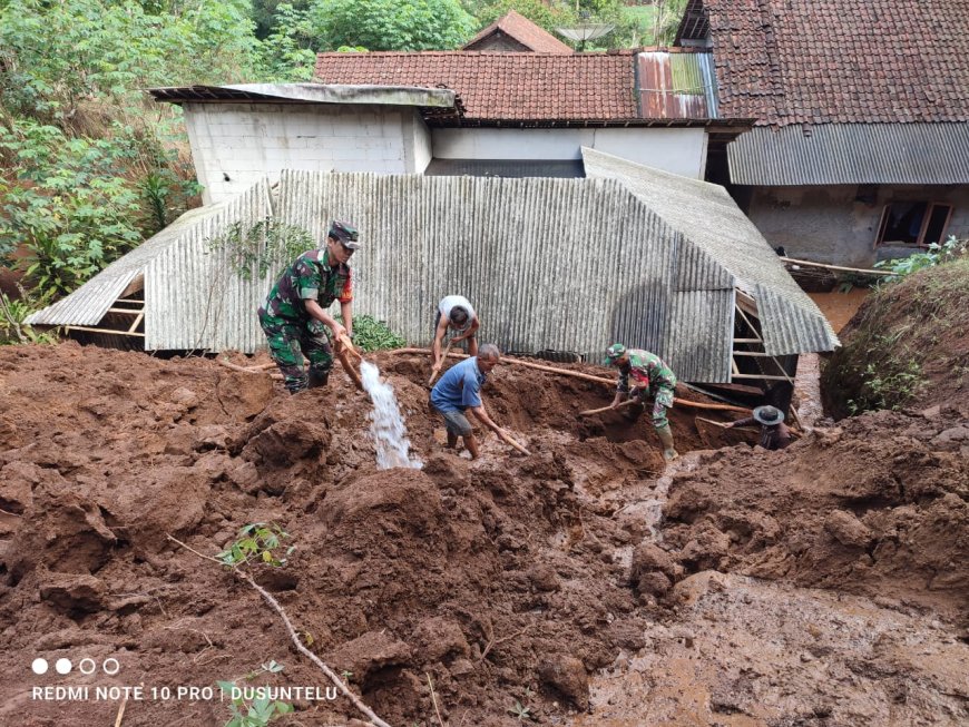Bersama Warga, Babinsa Koramil 11/Punggelan Karya Bakti Bersihkan Tanah Longsor