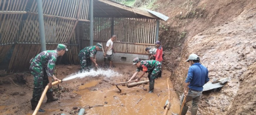 DENGAN SEMANGAT GOTONG ROYONG BABINSA BERSAMA WARGA BINAAN MELAKSANAKAN PEMBERSIHAN MATERIAL TANAH LONGSOR