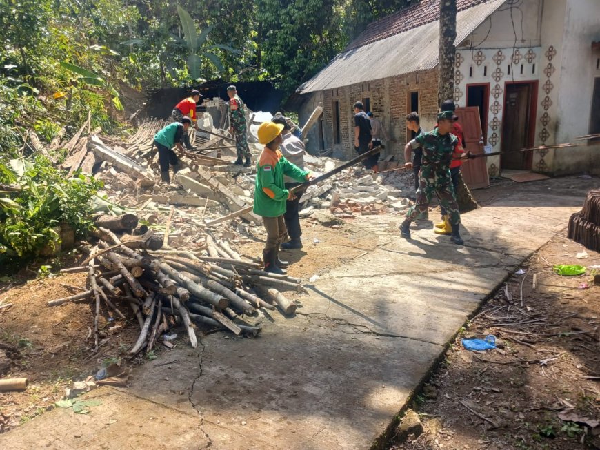 Babinsa Koramil 11/Punggelan Bantu Penanganan Bencana Di Desa Binaan