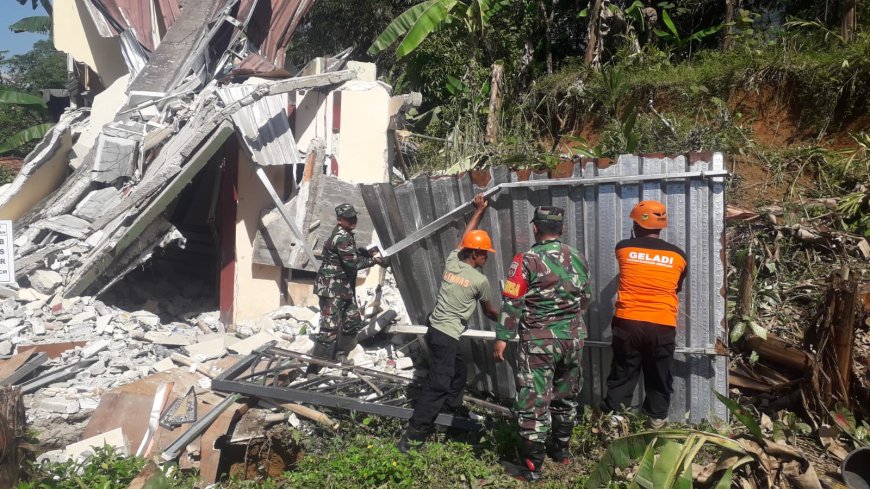 BABINSA KORAMIL 11/PUNGGELAN  BERSAMA WARGA MELAKSANAKAN KERJA BAKTI