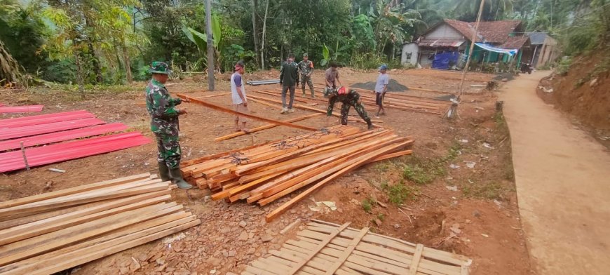 Bersinergi Babinsa Bantu Bangun Rumah Hunian Sementara untuk warga