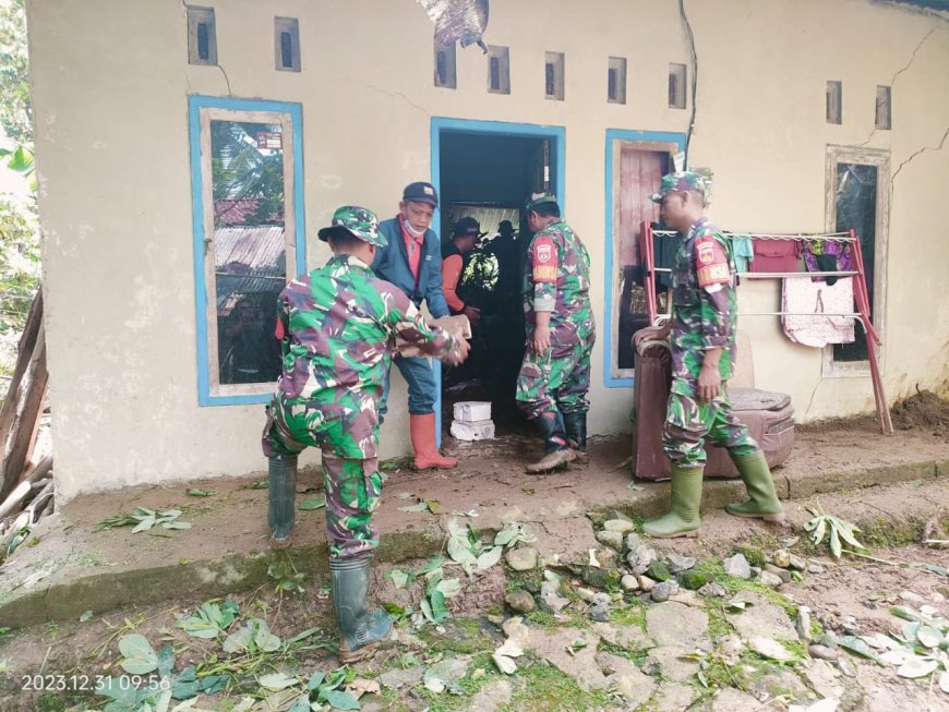 Babinsa Bersama Warga Kerja Bakti Bersihkan Material Tanah Longsor 