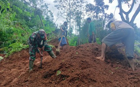 Babinsa Aktif melaksanakan Karya Bakti Pasca Tanah Longsor 