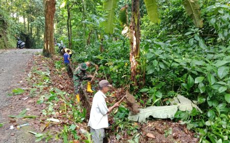 Ciptakan Lingkungan Bersih, Babinsa Koramil 11/Punggelan Kerja Bakti Bersama Warga 