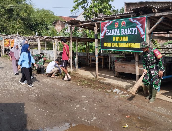 Hijaukan Pasar Kodim 0704 Banjarnegara Ajak Warga Gotong Royong