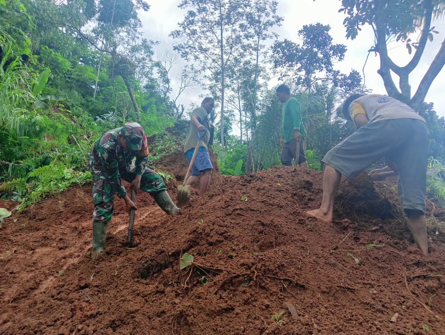 Babinsa Aktif melaksanakan Karya Bakti Pasca Tanah Longsor 