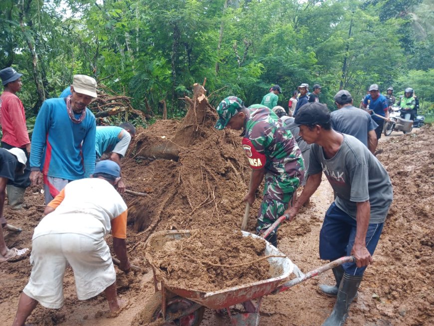 Danramil Pimpin Langsung Karya Bhakti di Desa Binaan 