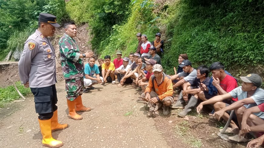 Danramil bersama Anggota Turut Serta membantu pembuatan Jalan Baru Pasca Longsor