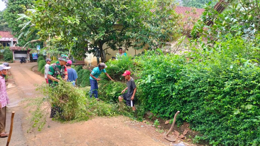 Ciptakan lingkungan bersih Babinsa laksanakan pembersihan jalan bersama warga 