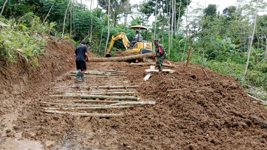 Babinsa Koramil 11/Punggelan Bersama Warga Gotong Royong Buka Akses Jalan 