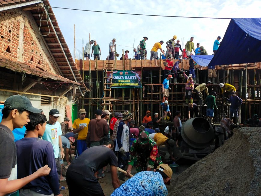 Kemanunggalan Babinsa Koramil 13/Banjarmangu Bersama Warga Gotong Royong Pengecoran Gedung TPQ