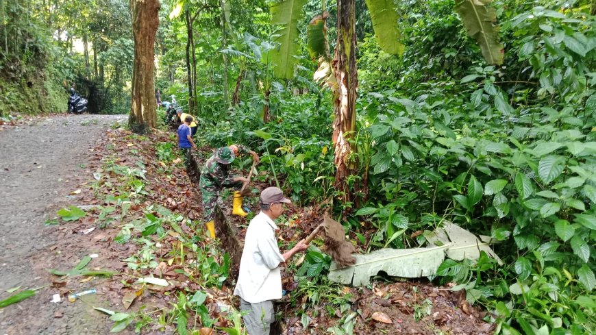 Ciptakan Lingkungan Bersih, Babinsa Koramil 11/Punggelan Kerja Bakti Bersama Warga 