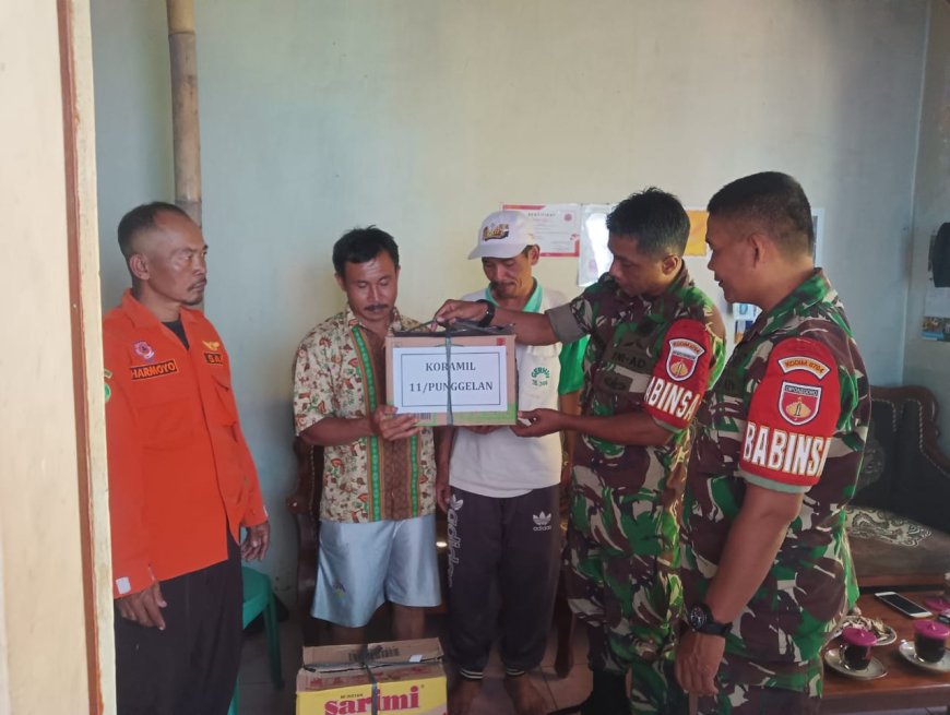 Babinsa Koramil 11/Punggelan Berikan Bantuan Kepada Korban Tanah Longsor