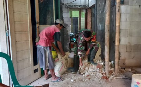 Babinsa Koramil 11/Punggelan  Bantu Warga Plesterisasi Rumah di Desa Binaan