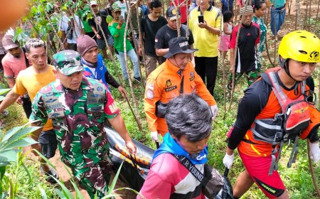Babinsa Bantu Evakuasi Warga Meninggal Dunia karena Hanyut 