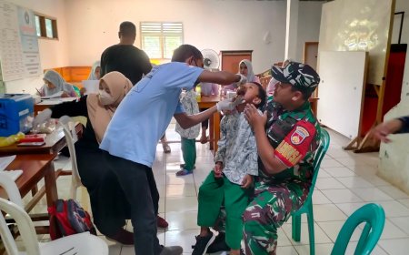 Peduli Kesehatan Anak anak Babinsa Koramil 11/Punggelan Dampingi Kegiatan Sub Pin Polio