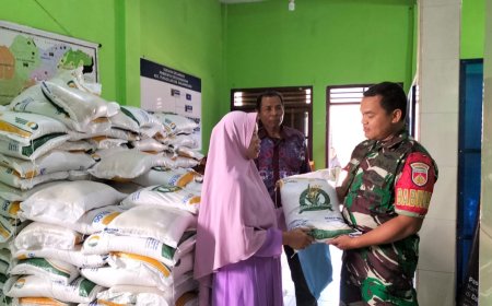 Pastikan aman Babinsa Aktif Dampingi Pembagian bantuan pangan 