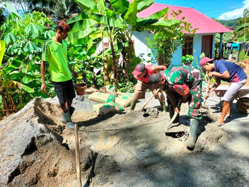 Babinsa Aktif Bantu Warga Bangun Rumah Hunian Sementara