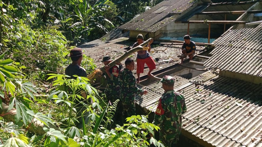 Bersama warga Danramil 11/ Punggelan laksanakan karyabakti di Desa Tanjungtirta 
