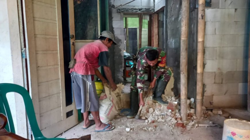 Babinsa Koramil 11/Punggelan  Bantu Warga Plesterisasi Rumah di Desa Binaan