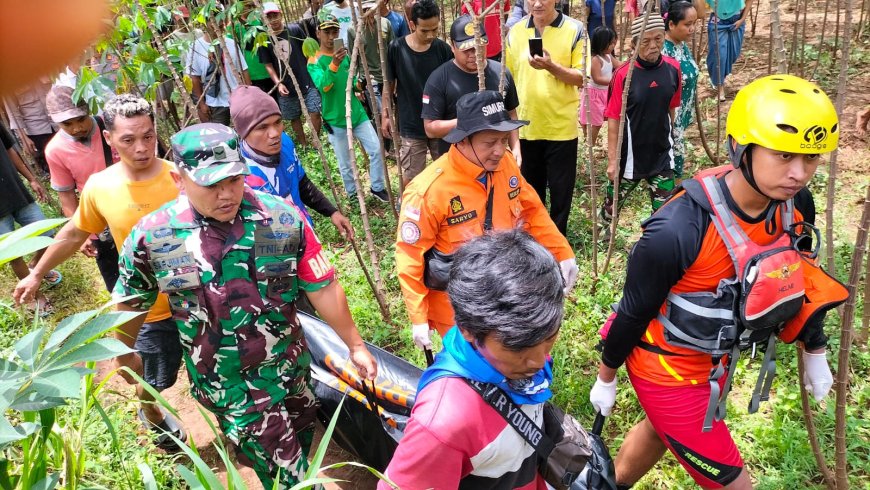 Babinsa Bantu Evakuasi Warga Meninggal Dunia karena Hanyut 