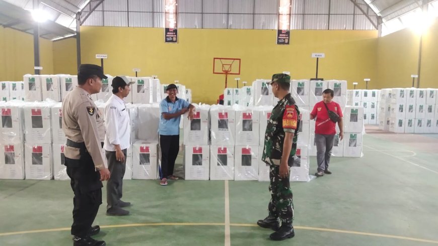 Babinsa Dan Babinkamtibmas Sinergi amankan Kotak suara Pemilu 2024