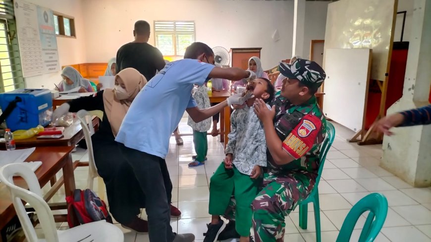Peduli Kesehatan Anak anak Babinsa Koramil 11/Punggelan Dampingi Kegiatan Sub Pin Polio