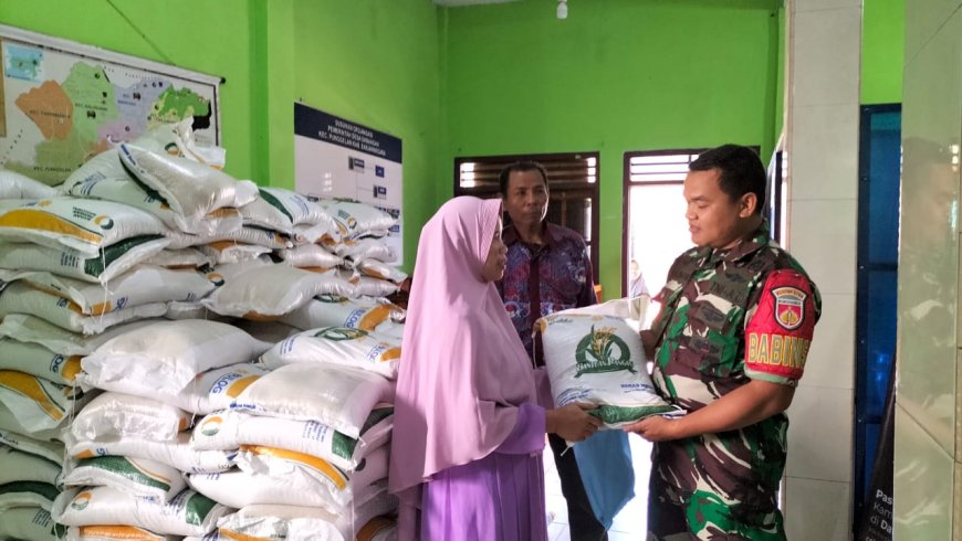 Pastikan aman Babinsa Aktif Dampingi Pembagian bantuan pangan 