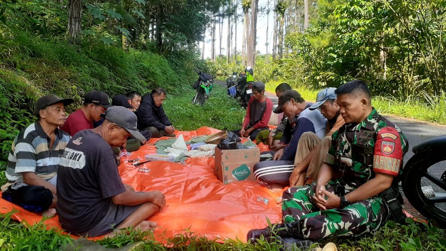Babinsa Punggelan Menghadiri Syukuran dan Doa Bersama dengan Perhutani 
