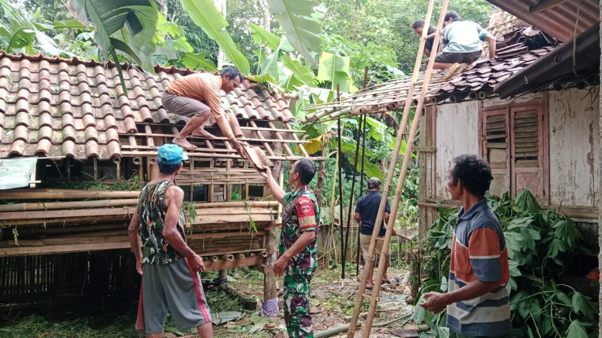 BABINSA KORAMIL 11/PUNGGELAN MELAKSANAKAN KERJA BAKTI PEMBENAHAN ATAP RUMAH WARGA