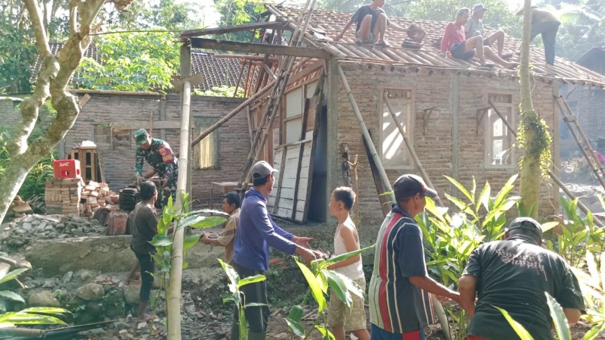 Bulan Ramadhan tidak menjadi halangan Babinsa untuk membatu warga binaaanya 