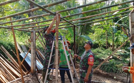 BABINSA KORAMIL 11/PUNGGELAN MELAKSANAKAN KARBAK PEMBUATAN ATAP HUNTARA DlDESA BINAAN