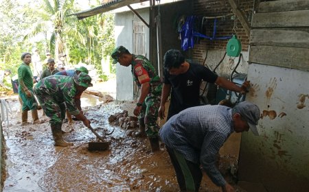 Bersama warga Babinsa membersihkan material tanah longsor 