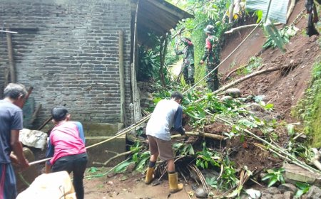 Atasi Kesulitan Warga, Babinsa Bantu Menangani Tanah Longsor Di Wilayah Binaan 