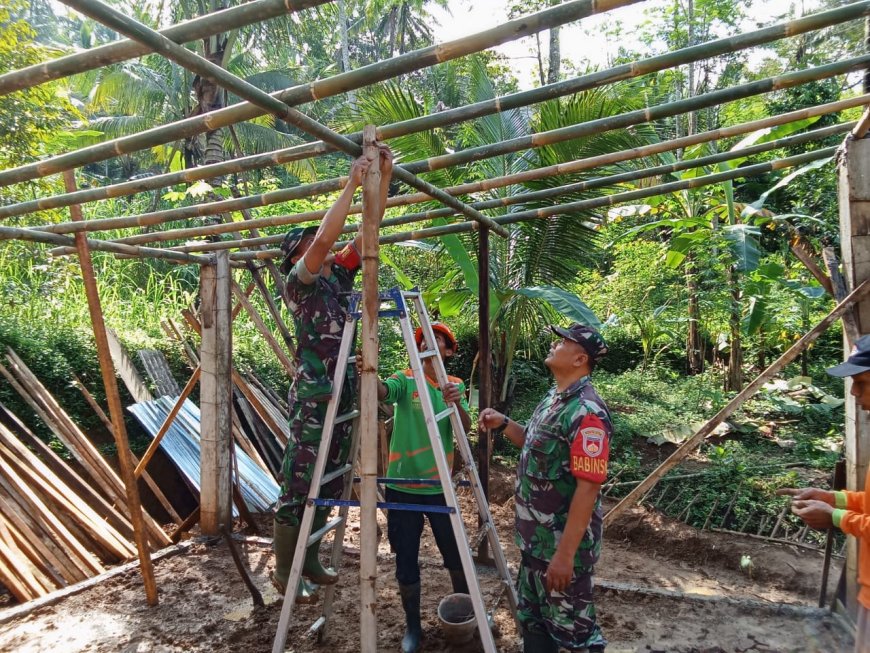BABINSA KORAMIL 11/PUNGGELAN MELAKSANAKAN KARBAK PEMBUATAN ATAP HUNTARA DlDESA BINAAN