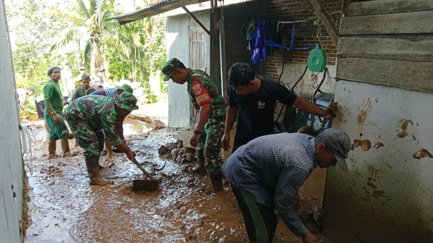Bersama warga Babinsa membersihkan material tanah longsor 