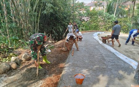 BABINSA KORAMIL 11/PUNGGELAN MELAKSANAKAN KERJABAKTI DENGAN MASYARAKAT