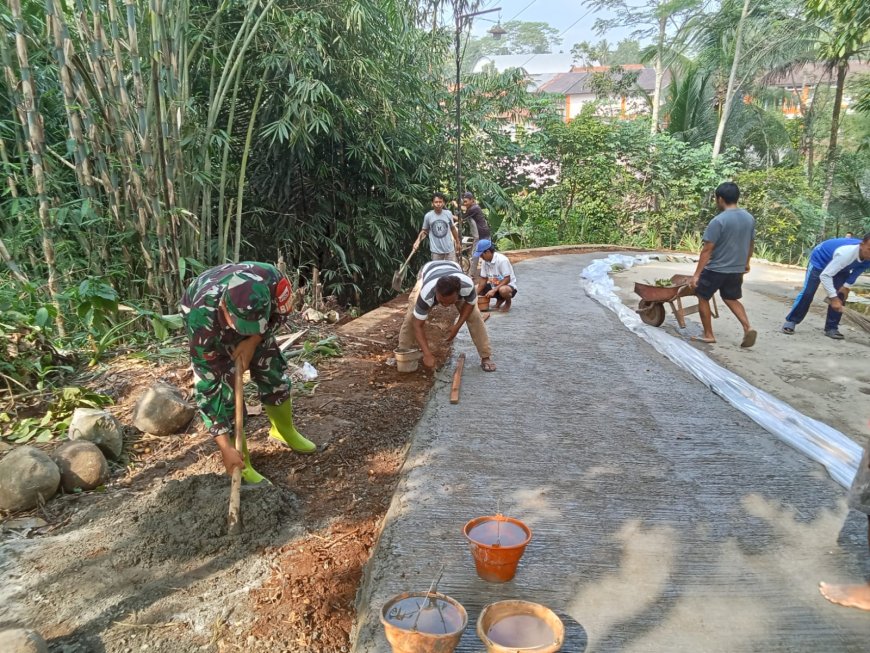 BABINSA KORAMIL 11/PUNGGELAN MELAKSANAKAN KERJABAKTI DENGAN MASYARAKAT