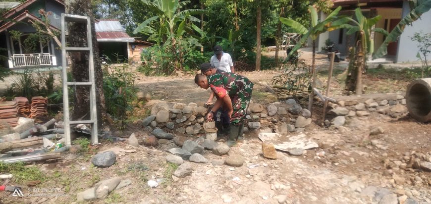 Babinsa Aktif Bantu Warga Buat Pondasi Rumah