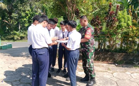 Babinsa Koramil 11/ Punggelan Melaksanakan Pembinaan dan Pembekalan Masa Pengenalan Lingkungan Siswa (MPLS)